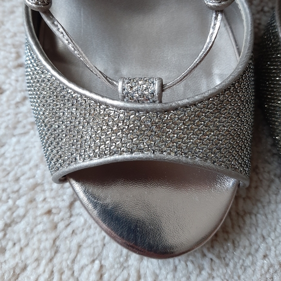 🎉HOST PICK🎉GUESS Heel Lace Up - Picture 3 of 8